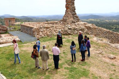 Aracena, Huelva, İspanya - 22 Nisan 2017: Ortaçağ adam Aracena kale rehberli ziyarette kıyafetler