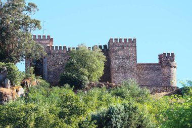 Kale duvarı mazgallı siper ve açık ve güneşli sonbahar günü bir köyde kuledir Huelva, Endülüs, İspanya 
