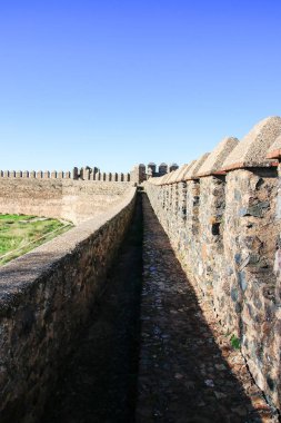 Kale duvarı mazgallı siper, sığınak ve açık ve güneşli sonbahar günü bir köyde yolundaki Huelva, Endülüs, İspanya 