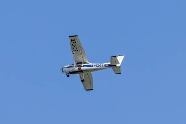 Huelva, İspanya - 21 Ocak 2018: Tek motorlu hafif Huelva gökyüzü masmavi bir gökyüzü üzerinde uçan uçak