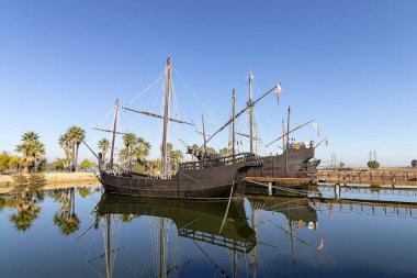 Kristof Kolomb, Santa Maria, Nina ve Pinta caravels moored liman Palos de la Frontera köyünde, Huelva, İspanya