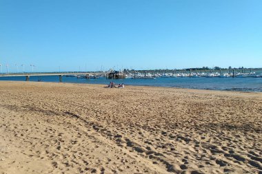 Huelva, İspanya - 19 Temmuz 2017: İnsanlar sıcak ve güneşli bir gün Huelva Beach'te liman zevk.