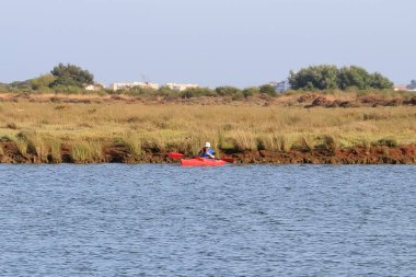 Huelva, İspanya - 16 Temmuz 2017: Kimliği belirsiz kişi Huelva Bay motorlu tekne faaliyetleri tadını çıkarın