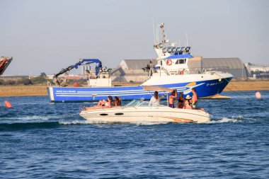 Huelva, İspanya - 16 Temmuz 2017: Kimliği belirsiz kişi Huelva Bay motorlu tekne faaliyetleri tadını çıkarın