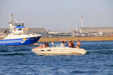Huelva, İspanya - 16 Temmuz 2017: Kimliği belirsiz kişi Huelva Bay motorlu tekne faaliyetleri tadını çıkarın