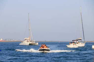 Huelva, İspanya - 16 Temmuz 2017: Kimliği belirsiz kişi Huelva Bay motorlu tekne faaliyetleri tadını çıkarın