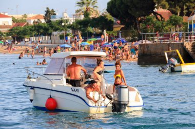 Huelva, İspanya - 16 Temmuz 2017: Kimliği belirsiz kişi Huelva Bay motorlu tekne faaliyetleri tadını çıkarın