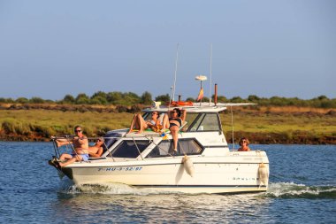 Huelva, İspanya - 16 Temmuz 2017: Kimliği belirsiz kişi Huelva Bay motorlu tekne faaliyetleri tadını çıkarın