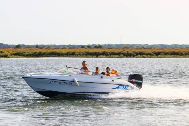 Huelva, İspanya - 16 Temmuz 2017: Kimliği belirsiz kişi motorlu tekne Punta Umbria plajındaki aktivitelerine tadını çıkarın