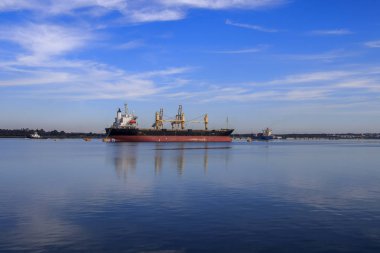 Bağlantı noktası ile ilgili bu madde ile kargo gemileri, pilot römorkör ve vinçler, sakin bir deniz yansımalar ile muhteşem manzara