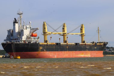 Kargo gemisi yükleniyor. Köprü liman, lojistik ithalat ihracat arka plan ve ulaştırma sanayî, Navlun Taşımacılık, denizcilik gemi nakliye, lojistik ve taşımacılık çalışma ile vinç