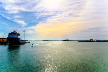 Sahil ile ilgili bu madde, Endülüs, İspanya bir arka ışık karşı muhteşem siluet.