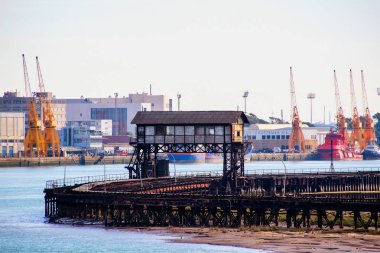 Tharsis, İspanya 'da Tharsis Rıhtımı olarak bilinen eski ve terk edilmiş bir maden iskelesi. Bu, İngilizlerin Huelva 'da bıraktığı kalıntılardan biri. Huelva Endülüs 'teki Tharsis' ten tüm minerallerin geldiği yerdi.