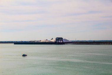 Tharsis, İspanya 'da Tharsis Rıhtımı olarak bilinen eski ve terk edilmiş bir maden iskelesi. Bu, İngilizlerin Huelva 'da bıraktığı kalıntılardan biri. Huelva Endülüs 'teki Tharsis' ten tüm minerallerin geldiği yerdi.