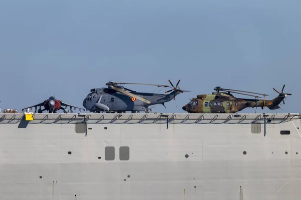 西班牙海军航空母舰 胡安卡洛斯 停泊在韦尔瓦南港 — 图库照片