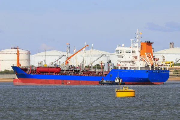 Vrachtschip Laden Logistiek Transport Met Werkende Kraan Brug Haven Logistieke — Stockfoto