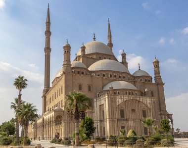 Muhammed Ali Paşa 'nın Büyük Camii veya Alabaster Camii, Kahire' nin en görünür camii olan hareketli silueti ve ikiz minareleri ile Osmanlı Camii 'nin zirvesine kurulmuştur..