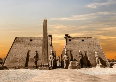 Luksor Tapınağı girişine gün batımında, Nil Nehri bugün Luxor (antik Thebes) bilinen kentin doğu kıyısında bulunan bir büyük antik Mısır Tapınağı karmaşık. Tanrı Amon-Ra kutsandı