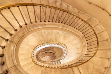 Eski bir evde sarmal merdiven