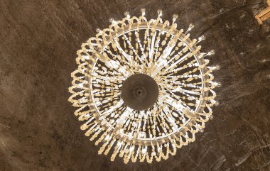 Wieliczka, Polonya 2 Haziran 2018: Wieliczka Salt Mine St. Kinga kilisede tavan içinde tuz avize detay. 13. yüzyılda açıldı, maden sofra tuzu üretti. Dünyanın en eski tuz madenleri biri.