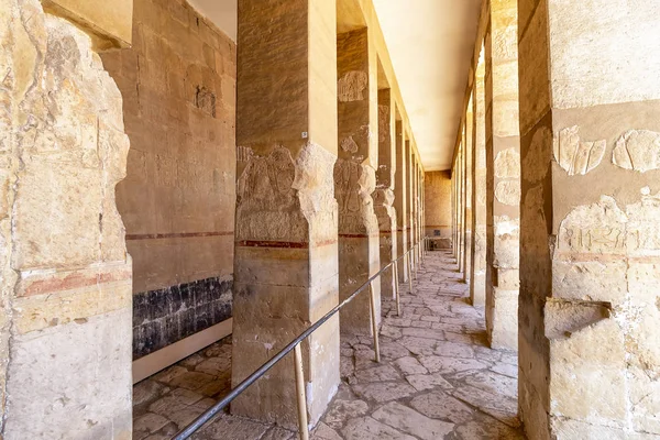 哈特谢朴苏特的太平庙里的柱子 也被称为 Djeser Djeseru 建于第十八王朝法老哈特谢朴苏特 它坐落在 Baharinear 的悬崖下 在国王的山谷 — 图库照片
