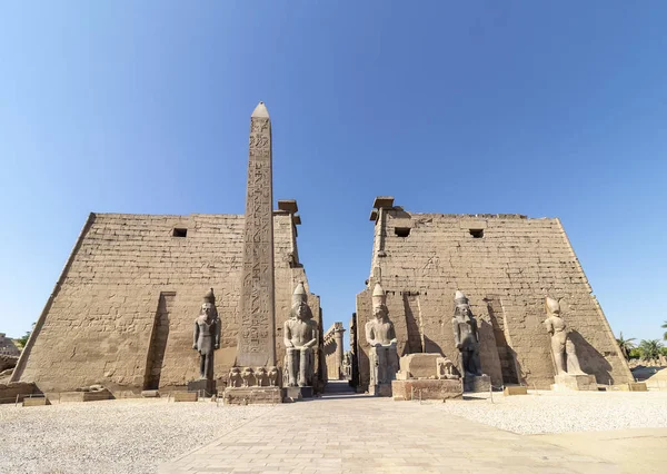 Entrada Templo Luxor Gran Complejo Templos Del Antiguo Egipto Ubicado —  Fotos de Stock