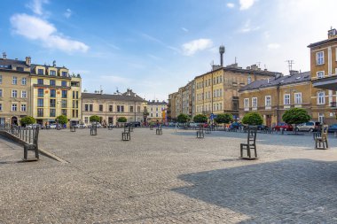 Krakow, Polonya 5 Haziran 2018: Memorial Getto Kahramanlar Meydanı Podgorze bölgesinde sınır dışı sitelerinde Krakow Getto dan Yahudiler için. Her çelik sandalye 1.000 kurbanları temsil eder..