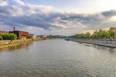 Vistula Nehri gün batımında, Krakow, Polonya Krakow manzarası ile babası Bernatek yaya köprüsü.