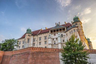 Gün batımında, Krakow, Polonya Wawel tepe üzerinde Royal castle.