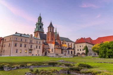 Cathedral St. Stanislaw ve St. Vaclav ve Kraliyet Kalesi Wawel Hill gün batımında, Krakow, Polonya.