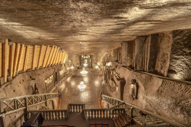 Wieliczka, Polonya 2 Haziran 2018: St. Kinga Wieliczka Tuz madeni kilisede. 13. yüzyılda açıldı, maden sofra tuzu üretti. Dünyanın en eski tuz madenleri biri.