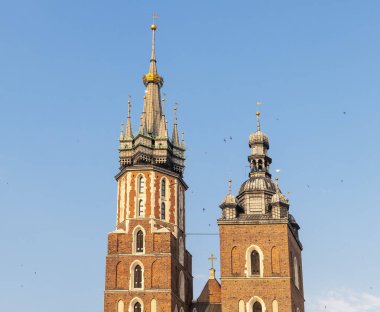 Gotik Saint Mary Bazilikası kırlangıçlar uçan ile akşam, Krakow, Polonya, şehir merkezinde kubbeleri detay