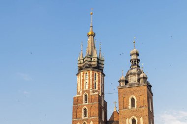Gotik Saint Mary Bazilikası kırlangıçlar uçan ile akşam, Krakow, Polonya, şehir merkezinde kubbeleri detay