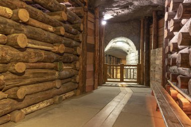 yeraltı koridorda wieliczka tuz madeni