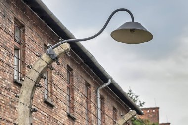 Elektrikli çit dikenli tel ve eski bir lamba ile