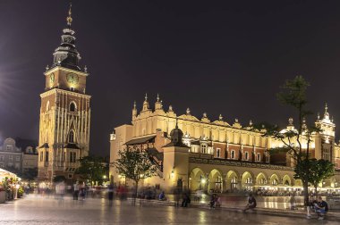 Eski kasaba Krakow, Polonya'nın Ana Meydanı'nda uzun pozlama fotoğraf Cloth Hall ve Belediye Binası Kulesi