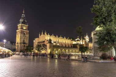 Eski kasaba Krakow, Polonya'nın Ana Meydanı'nda uzun pozlama fotoğraf Cloth Hall ve Belediye Binası Kulesi