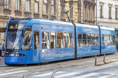 Krakow, Polonya - 3 Haziran 2018: Tramvay Bombardier Krakow tarihi kısmında. Fazla 90 kilometre tramvay parçaları ve 24 yolları Krakow toplam.