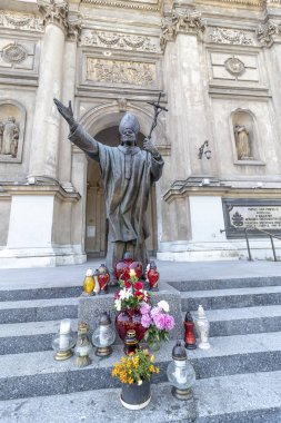 Papa John Paul II Tüm Azizler Kilisesi binanın merdivenlerinde heykeli. Grzybowski Meydanı, Varşova, Polonya