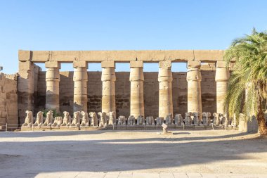 Luksor Tapınağı, Nil Nehri bugün Luxor (antik Thebes) bilinen kentin doğu kıyısında bulunan bir büyük antik Mısır Tapınağı karmaşık girişi. Tanrı Amon-Ra kutsandı
