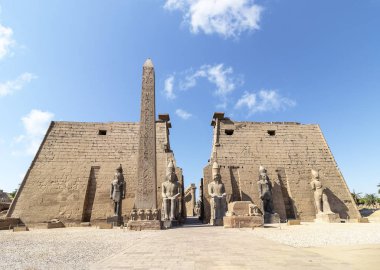 Luksor Tapınağı, Nil Nehri bugün Luxor (antik Thebes) bilinen kentin doğu kıyısında bulunan bir büyük antik Mısır Tapınağı karmaşık girişi. Tanrı Amon-Ra kutsandı