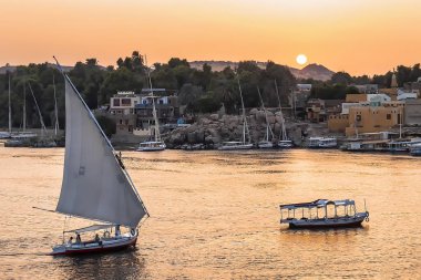 Günbatımında Aswan, Mısır'da Nil Nehri üzerinde yelken felucca tekne