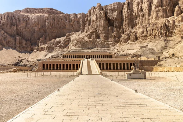 ハトシェプスト として知られている Djeser Djeseru 王朝ファラオ ハトシェプスト女王のために建てられた それは Deir Baharinear 王家の谷で — ストック写真