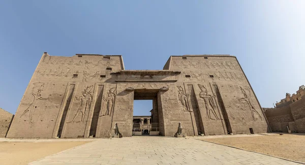 Főbejárat Edfu Temploma Mutatja Első Pilon Dedikált Falcon Isten Horus — Stock Fotó