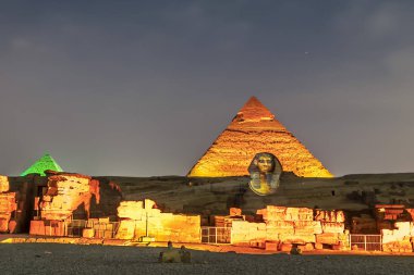 Giza Piramitlerine ve sfenks geceleri yanar 