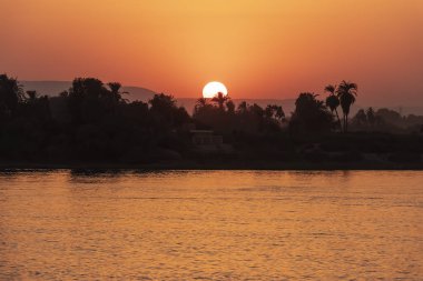 Günbatımı Mısır Nil Nehri üzerinde