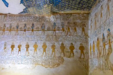 Luxor, Mısır 'daki Krallar Vadisi' nin duvarındaki hiyeroglifler.