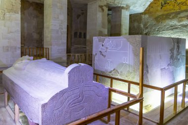 Luxor, Mısır - 11 Eylül 2018: Krallar Vadisi 'nde bulunan KV8 Mezarı, Antik Mısır' ın Ninetenenth Hanedanı 'ndan Firavun Merenptah' ın defninde kullanıldı.