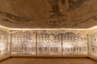 Luxor, Mısır 'daki Krallar Vadisi' nin duvarındaki hiyeroglifler.