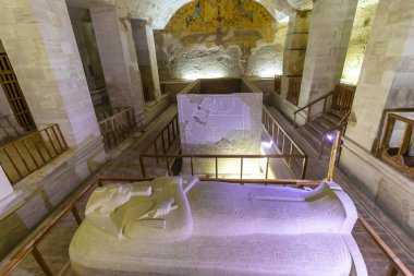 Luxor, Mısır - 11 Eylül 2018: Krallar Vadisi 'nde bulunan KV8 Mezarı, Antik Mısır' ın Ninetenenth Hanedanı 'ndan Firavun Merenptah' ın defninde kullanıldı.